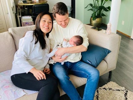 7 Potret Gracia Indri Momong Baby Nova di Belanda, Telaten Ajak Bicara Bikin Gemas