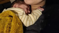 <p>Indri kerap mengabadikan momennya ketika momong dan menjaga baby Nova pada laman Instagram-nya, Bunda. Ia sangat telaten dan beberapa kali tampak telaten mengajak sang anak berbicara, lho. (Foto: Instagram: @graciaz14)</p>