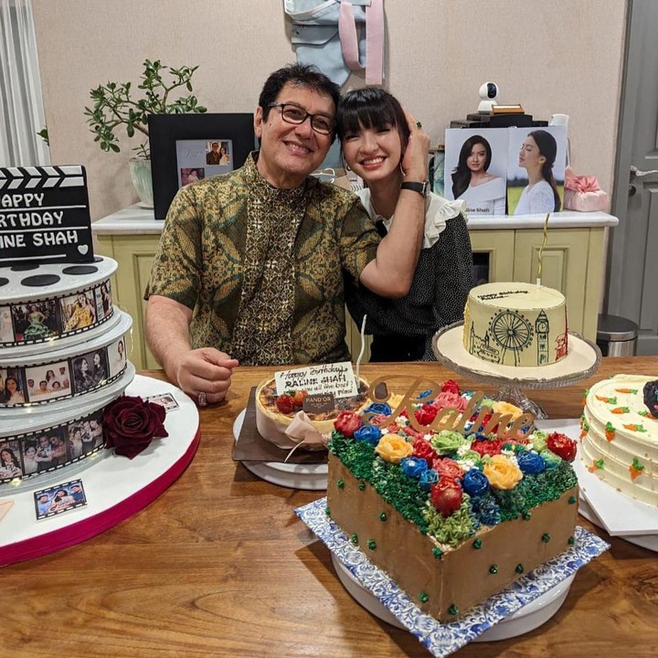 <p>Namun baru-baru ini, kabar bahagia datang dari sang ayah. Melalui akun Instagram pribadinya, Rahmat Shah menyebut sang putri akan segera mengakhiri masa lajang.<em> "Hut Raline ke 38... Tetap mohon Doa & Dukungan dari kita semua Saudara & Sahabat, Semoga lancar harapan Kita Raline inshaAllah akan segera mengachiri masa kesendiriannya... Aamiiin,"</em> tulisnya. (Foto: Instagram @rahmat_shah23)</p>