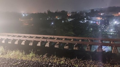 Tebing penahan tanah (TPT) jalur kereta di Bogor, Jawa Barat, mengalami longsor hingga menewaskan dua warga dan sejumlah orang tertimbun tanah.