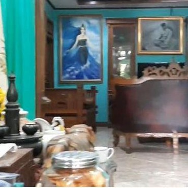7 Potret Rumah Lilis Karlina Penuh Benda Pusaka & Lukisan Antik