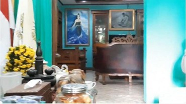 7 Potret Rumah Lilis Karlina Penuh Benda Pusaka & Lukisan Antik