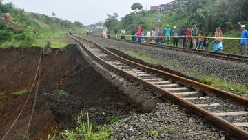 Jalur Kereta Api Cipatat Bandung Barat-Cianjur Longsor