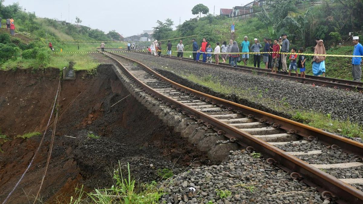 Jalur Kereta Api Cipatat Bandung Barat-Cianjur Longsor