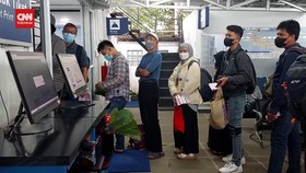 VIDEO: Imbas Tebing Rel Longsor, Penumpang KA Kembalikan Tiket