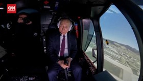 VIDEO: Momen Putin Jadi 'Pilot' di Pabrik Helikopter Rusia