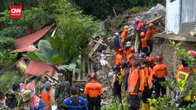 VIDEO: 2 Warga Tewas Tertimbun Longsor Rel Kereta Di Bogor