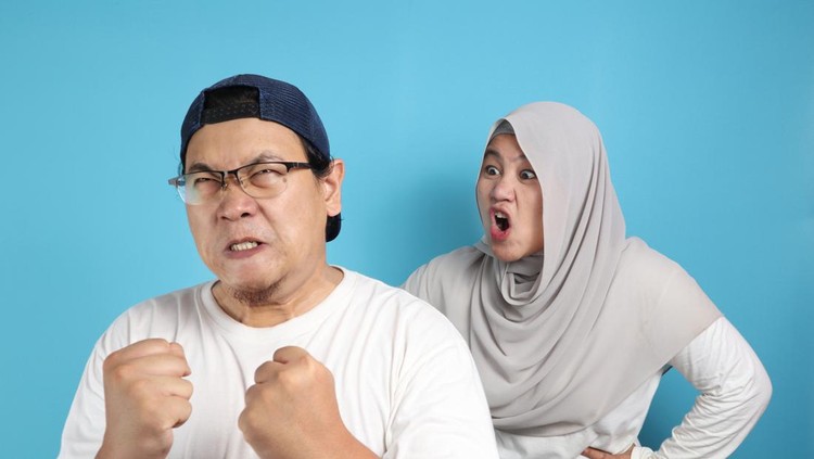 1297519722 Portrait of Asian muslim couple husband and wife having fight, argue on each other, bad relationship in marriage concept