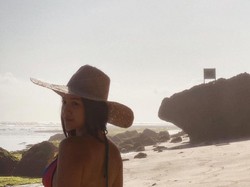 Anya Geraldine Unggah Foto Seksi Berbikini di Pantai, Bikin Netizen Heboh