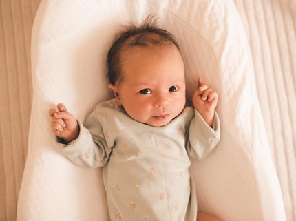 Apakah Normal Bayi 2 Bulan Sering Melihat ke Atas?