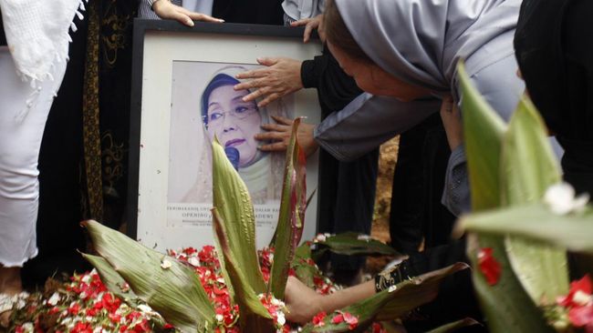 Keluarga menceritakan kronologi kondisi Nani Wijaya, mulai dari kesehatan menurun hingga meninggal dunia sebelum terima donor darah.