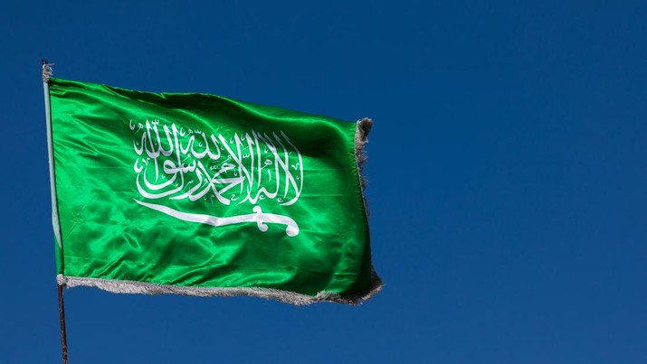 Bendera Arab Saudi tertiup angin melawan langit cerah, Provinsi Al Madinah, Yanbu, Arab Saudi pada 26 Desember 2019 di Yanbu, Arab Saudi. (Eric Lafforgue/Art in All of Us/Corbis via Getty Images)