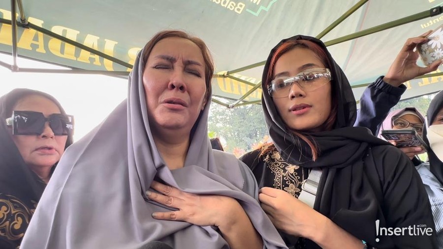 Cahya Kamila Cahya Kamila di pemakaman Nani Wijaya