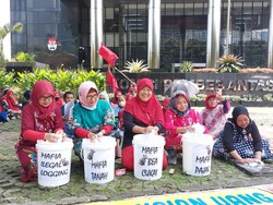 Emak-emak Gelar Teaterikal Cuci Baju, Dukung KPK Usut Kasus Pejabat Pajak