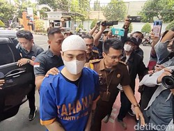 Tiba di Kejari Kota Kediri, Ferry Irawan Berjalan Tertunduk-Tangan Diborgol