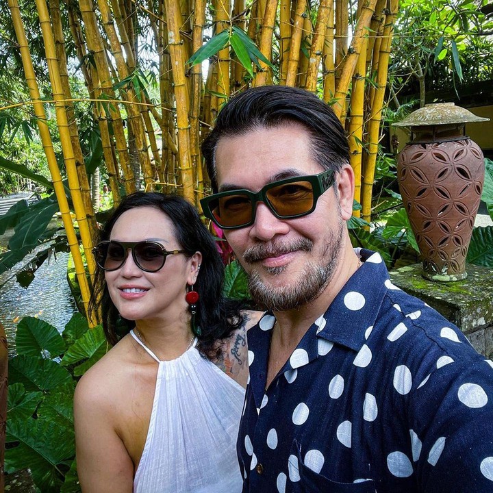 <p>Netizen yang menyaksikan kekonyolan Ferry dalam caption foto mesra bersama istri sering tertawa, Bunda. Melalui kolom komentar, mereka juga mengaku kagum dan memberi pujian. "Bisa aja om kalo buat caption cetar semua...," kata @394****. (Foto: Instagram @ferrysal1m)<br /><br /><br /><br /></p>
