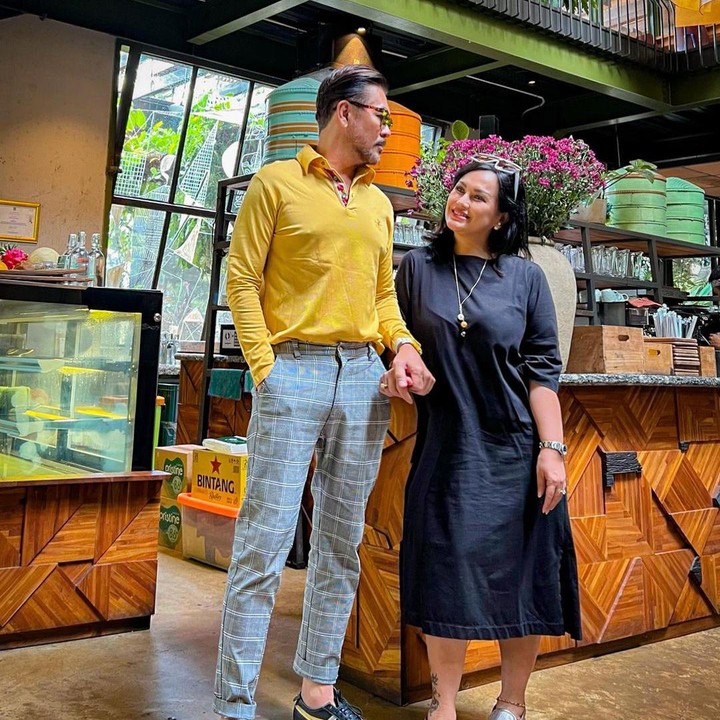 <p>Misalnya saja dengan potret berpegangan tangan berikut. Ayah aktor Brandon Salim ini mau jadi balon agar dipegang erat sang istri. "Apa aku harus jadi balonku tinggal empat! Supaya dipegang erat-erat sama kamu!" tulisnya, dikutip dari akun @ferrysal1m.(Foto: Instagram @ferrysal1m)<br /><br /><br /><br /></p>