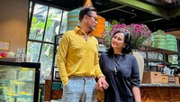 <p>Misalnya saja dengan potret berpegangan tangan berikut. Ayah aktor Brandon Salim ini mau jadi balon agar dipegang erat sang istri. "Apa aku harus jadi balonku tinggal empat! Supaya dipegang erat-erat sama kamu!" tulisnya, dikutip dari akun @ferrysal1m.(Foto: Instagram @ferrysal1m)<br /><br /><br /><br /></p>