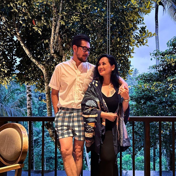 <p>Kemudian, Ferry Salim juga pernah membuat caption ala pantun untuk meledek netizen yang LDR, nih. "Buat yang LDR. Donat kentang digondol kucing belang! Walau jarak membentang cinta kita tak pernah hilang!" katanya dengan potret memandang istri dalam pelukan.(Foto: Instagram @ferrysal1m)<br /><br /><br /><br /></p>