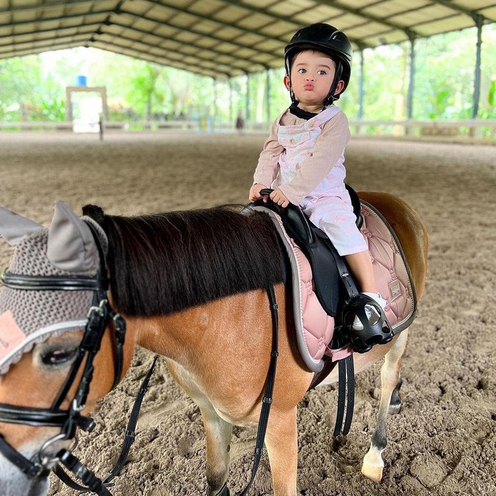 <p>Menunggangi kuda yang berukuran jauh lebih besar dari tubuhnya, baby Guzel tetap terlihat santai dan menikmati momen tersebut. (Foto: Instagram @guzelimalisyakieb)</p>
