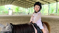 <p>Menunggangi kuda yang berukuran jauh lebih besar dari tubuhnya, baby Guzel tetap terlihat santai dan menikmati momen tersebut. (Foto: Instagram @guzelimalisyakieb)</p>