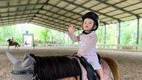 <p>Penampilan baby Guzel saat berkuda sukses curi perhatian. Sejak lahir pada 1 November 2021 lalu, Guzelim Aracelli kerap menuai pujian lewat parasnya yang cantik dan menggemaskan bak boneka hidup. (Foto: Instagram @guzelimalisyakieb)</p>