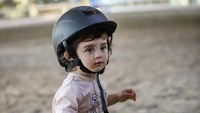 <p>Ali Syakieb dan Margin Wieheerm melengkapi putri mereka dengan alat pengaman berupa helm ketika menunggangi kuda. Baby Guzel juga terlihat memakai busana kasual dan sepatu sneakers. (Foto: Instagram @guzelimalisyakieb)</p>