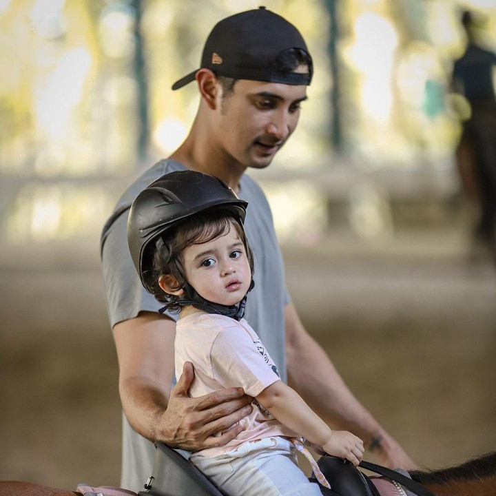 <p>Tak sendiri, baby Guzel juga didampingi oleh sang ayah ketika kuda yang dia tunggangi mulai melangkah. (Foto: Instagram @guzelimalisyakieb)</p>