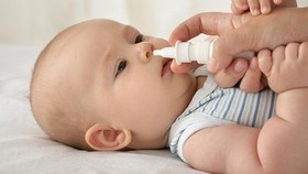 7 Cara Mengatasi Bayi yang Kena Flu di Rumah