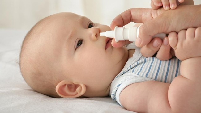 Cara mengatasi bayi yang kena flu bisa dengan pengobatan alami di rumah. Cara ini dapat diterapkan ketika gejalanya masih ringan.
