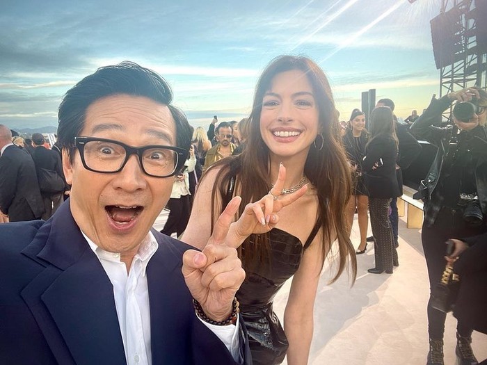 Bertemu Anne Hathaway yang juga hadir di fashion show Versace di Los Angeles, Ke Huy Quan pun langsung mengajaknya selfie. Foto: Instagram Ke Huy Quan