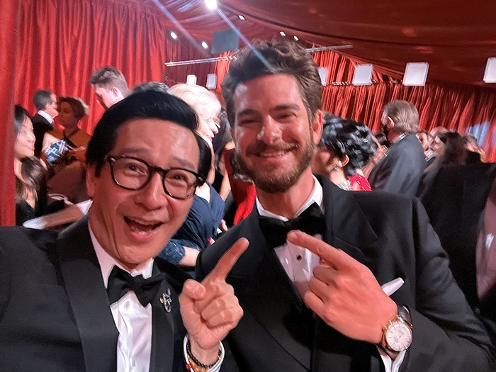 Tak hanya membawa pulang piala Oscar 2023, Ke Huy Quan juga menambah koleksi foto selfie nya bersama seleb. Seperti dengan Andrew Garfield.Foto: Instagram Ke Huy Quan