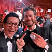 Aktor Pemenang Oscar Ini Hobi Foto Selfie Bareng Selebriti! Simak Koleksinya