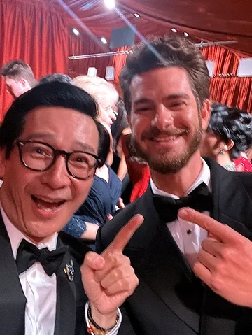 Aktor Pemenang Oscar Ini Hobi Foto Selfie Bareng Selebriti! Simak Koleksinya