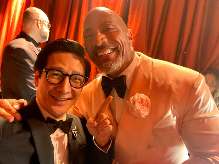 Selalu terlihat ceria, Ke Huy Quan tampaknya juga jadi favorit rekan sesama artis. Kali ini ia berfoto bersama The Rock. Foto: Instagram Ke Huy Quan