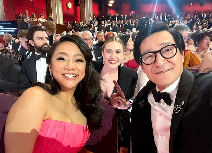 Ia juga menyempatkan foto bersama lawan mainnya di film Everything Everywhere All at Once (2022) Stephanie Hsu dan Elizabeth Olsen juga turut bergabung di belakang. Foto: Instagram Ke Huy Quan