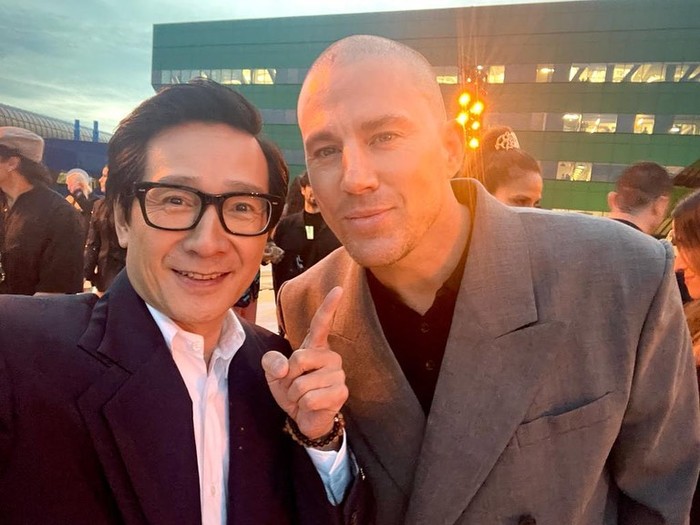 Masih di acara Versace, kali ini ia berfoto bersama Channing Tatum. Seru dan bikin iri banget ya Beauties koleksi fotonya. Foto: Instagram Ke Huy Quan