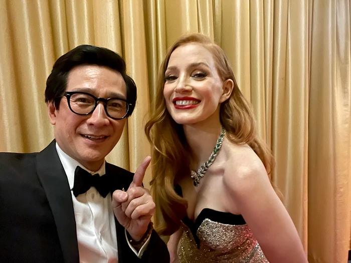 Masih di Oscar 2023, aktor yang mengawali kariernya pada usia 12 tahun tersebut kali ini mengajak Jessica Chastain selfie. Foto: Instagram Ke Huy Quan