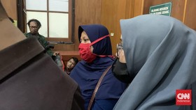 Tangis Keluarga Korban Kanjuruhan saat Vonis Bebas Terdakwa Polisi