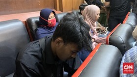 Keluarga Korban Tertunduk Lesu Dengar Vonis Bebas Polisi Kanjuruhan