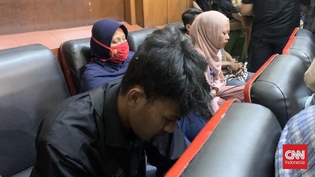Para keluarga korban Kanjuruhan terlihat lemas. Beberapa di antaranya tertunduk. Tatapan kosong, wajah pun memerah. Terlihat tangis berlinang di sudut mata.