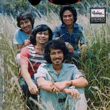 6 Foto Jadul Kenangan Manis Nomo Koeswoyo Bareng 'Koes Bersaudara'