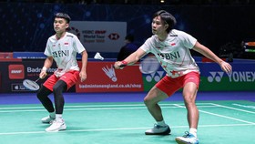 Momen Unik Leo Beri Raket ke Daniel di Tengah Laga Hong Kong Open