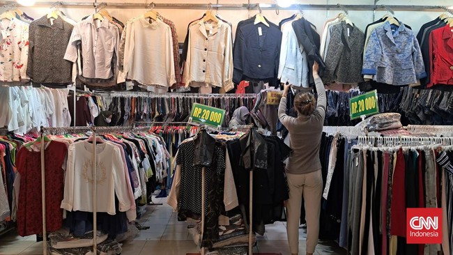 Presiden Joko Widodo mengungkapkan maraknya penjualan pakaian impor murah di e-commerce merupakan salah satu bukti bentuk penjajahan ekonomi di Indonesia.
