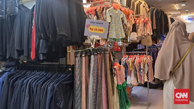 Kemenkop UKM menyebut 50 persen produk tekstil impor China tidak tercatat sehingga diduga ilegal. Nilainya Rp59,2 triliun.