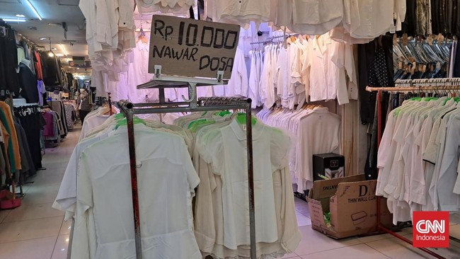 Pakaian impor bekas sampai saat ini masih banyak dijual dan diminati masyarakat karena harganya yang murah dan kualitasnya yang bagus.