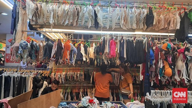 Menteri Koperasi dan UKM Teten Masduki dan Menteri Perdagangan Zulkifli Hasan sepakat mengizinkan pedagang kecil menjual pakaian impor bekas saat Ramadan.