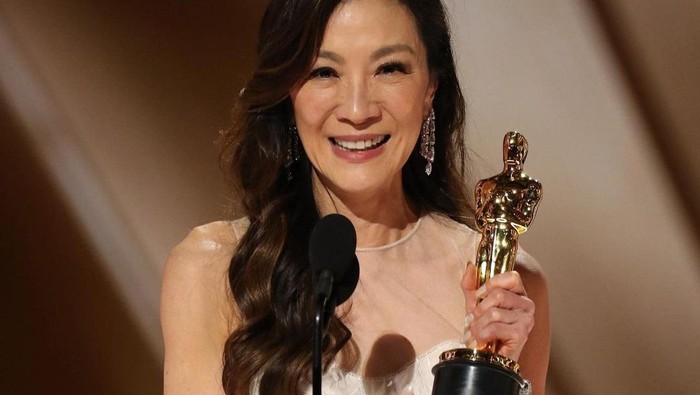 7 Fakta Menarik Kemenangan Michelle Yeoh di Oscar 2023: Pecahkan Rekor Dunia hingga Isu Misoginis