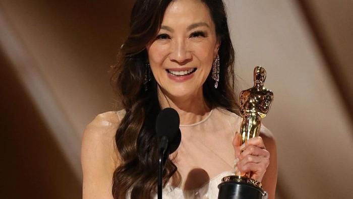 img-title 7 Fakta Menarik Kemenangan Michelle Yeoh di Oscar 2023: Pecahkan Rekor Dunia hingga Isu Misoginis