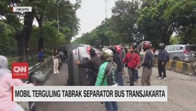VIDEO: Mobil Terguling Tabrak Separator Bus Transjakarta
